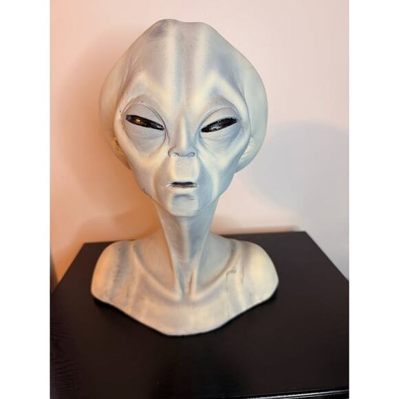 Gag Studios Roswell Alien Bust Halloween Decoration - 14 in x 12 in - Picture 1 of 4